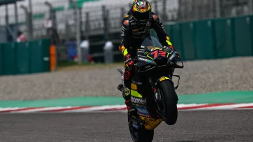 Marco Bezzecchi qualifyings on pole in India
